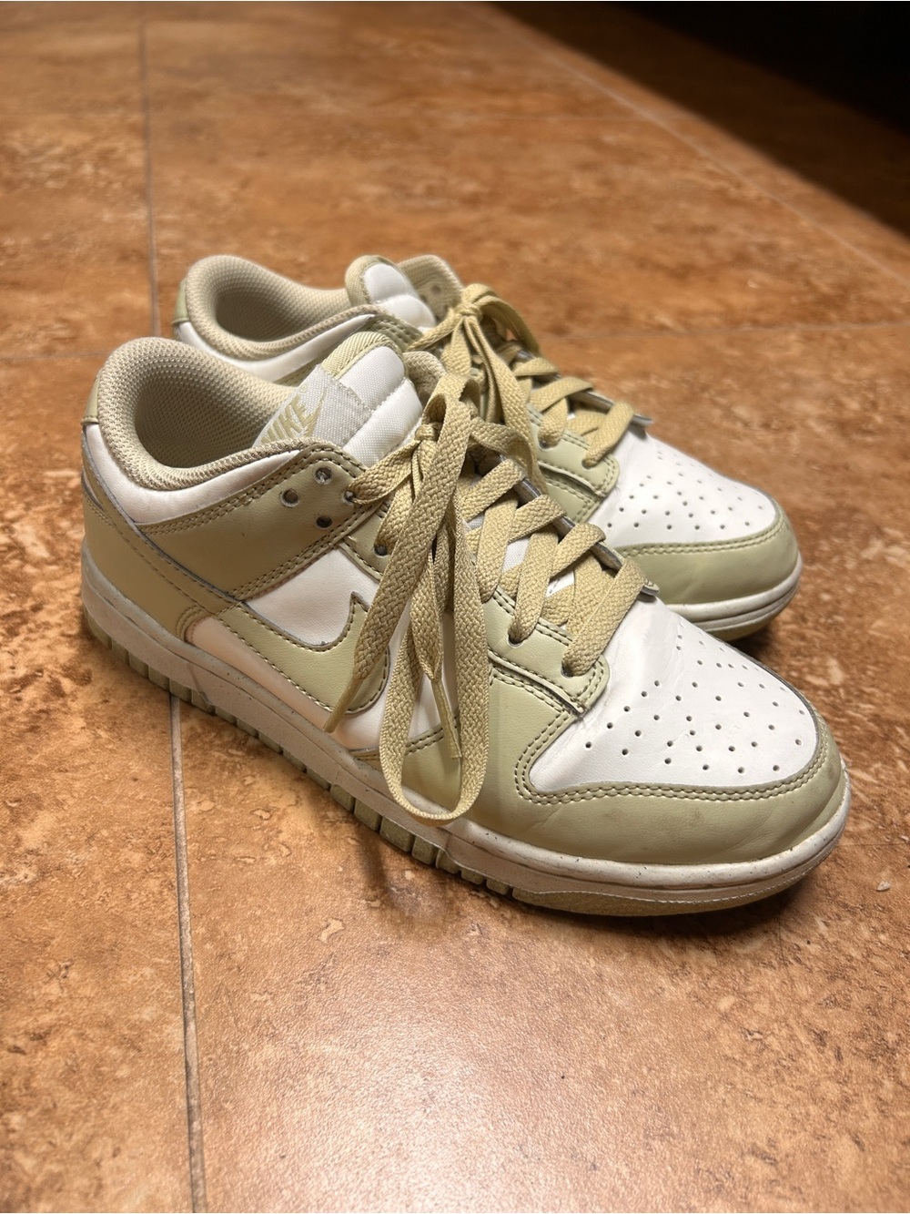 Nike Kids Low-Top Sneakers in Cream and White
